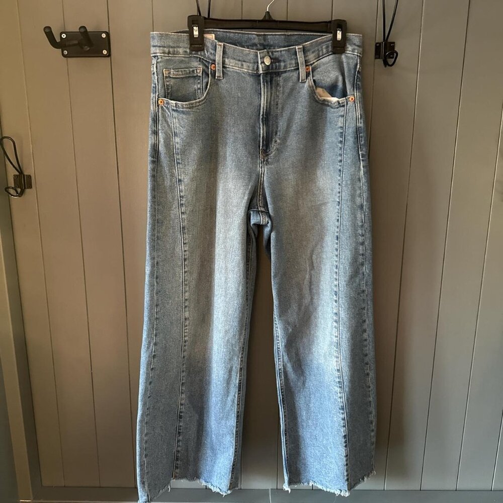 Gap high rise stride ankle light wash jeans. Asymmetrical stitching down the